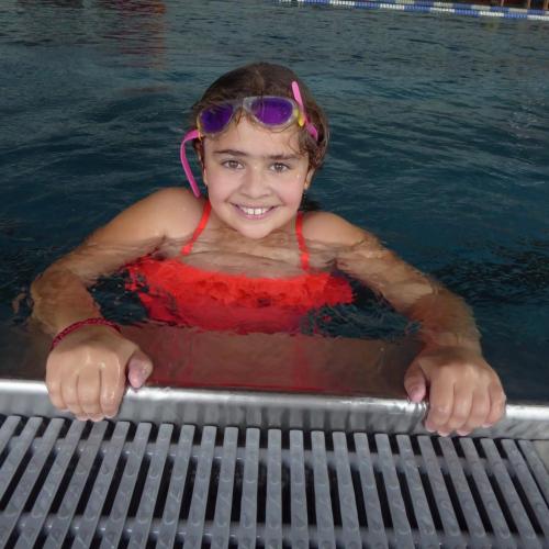 Mädchen beim Schwimmkurs