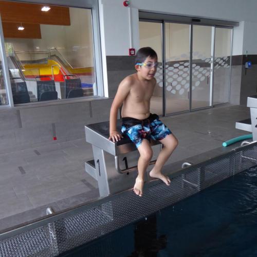 Bub vor dem Sprung ins Wasser