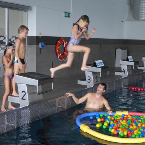 Kinder springen ins "Bällebad"