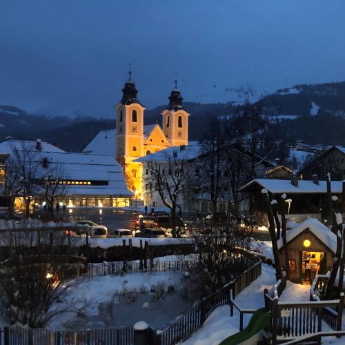 Kinder musizieren im Advent