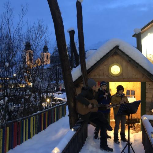 Kinder musizieren im Advent