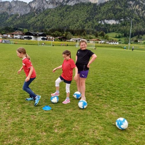 Kinder beim Fußballspielen