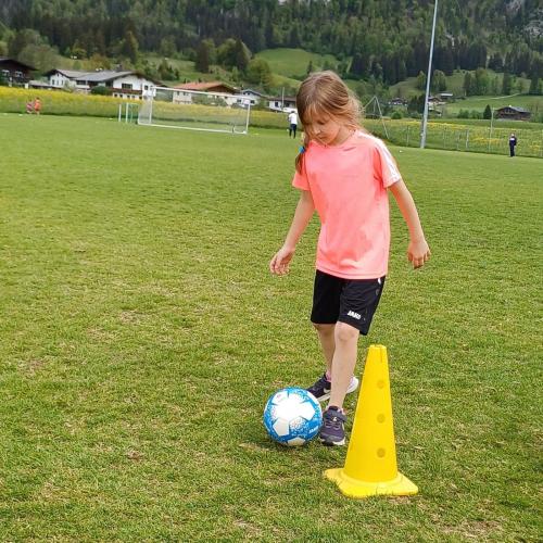 Kinder beim Fußballspielen