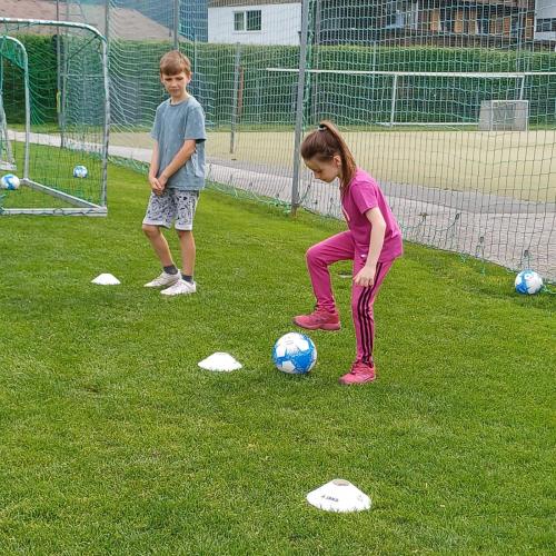 Kinder beim Fußballspielen