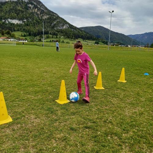 Kinder beim Fußballspielen