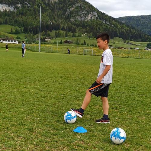 Kinder beim Fußballspielen