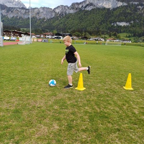 Kinder beim Fußballspielen