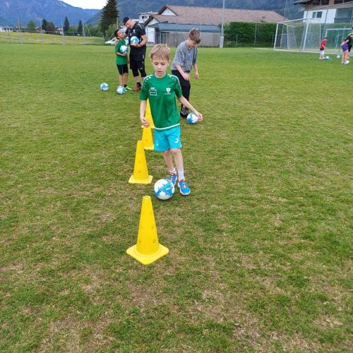 Kinder beim Fußballspielen
