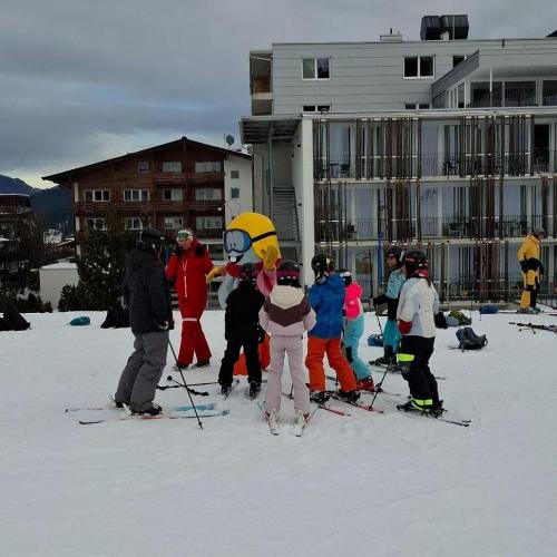 Freude mit dem Maskottchen