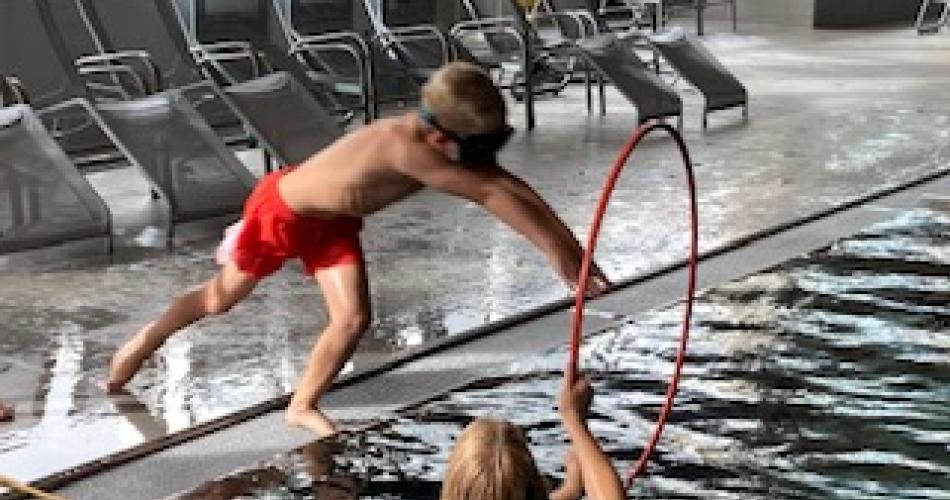 Kind springt ins Wasser