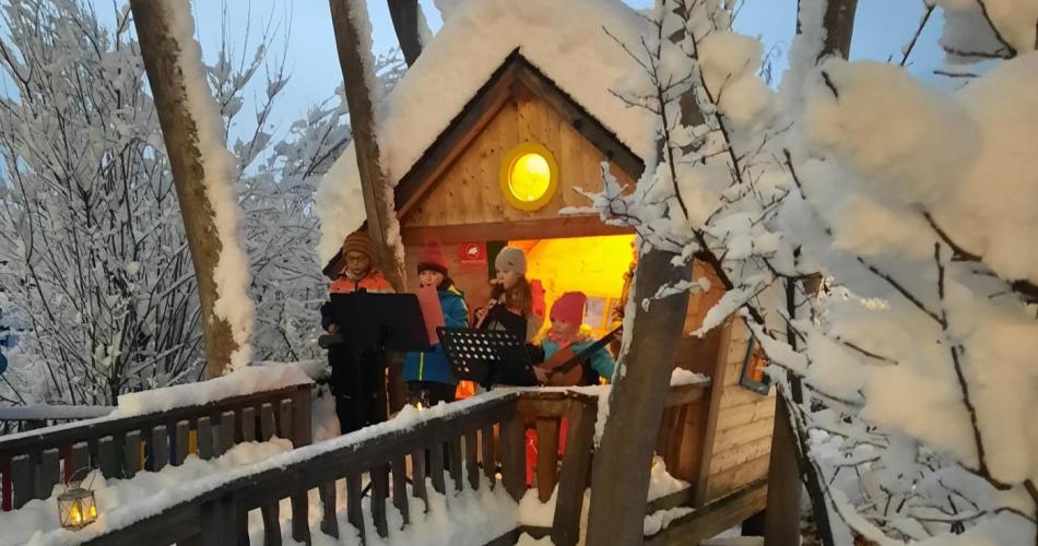 Kinder musizieren im Advent
