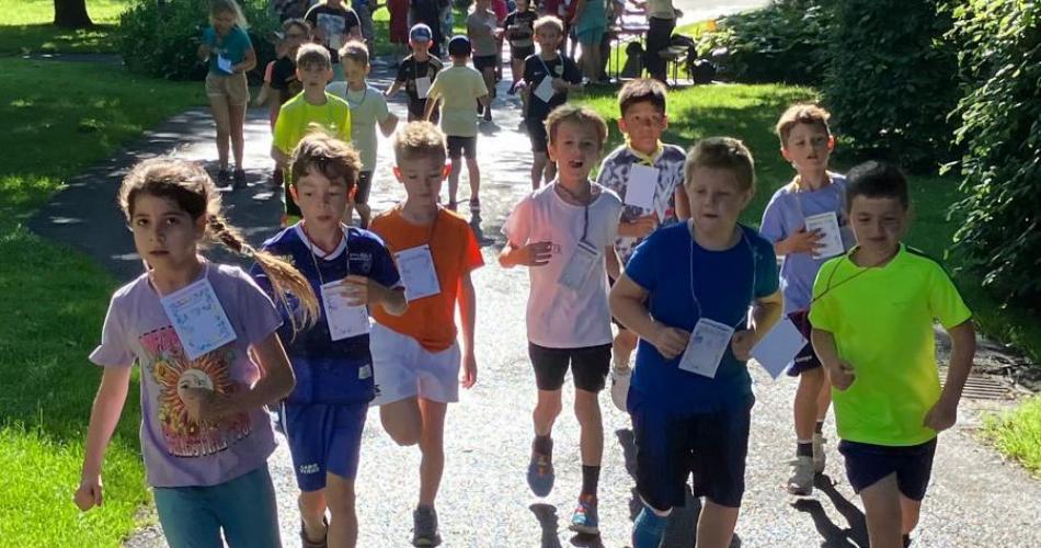 Kinder laufen für Kinder
