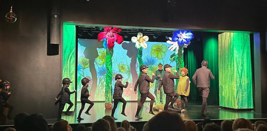 Bühne Landestheater 2023 grün