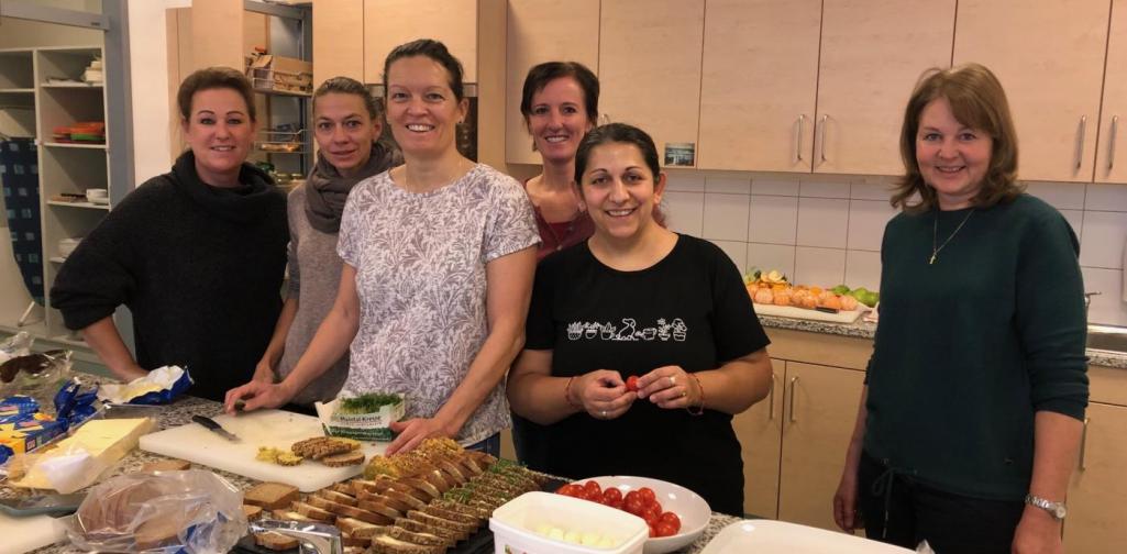 Gesunde Jause1 Fleißige Mamas beim Jauserichten