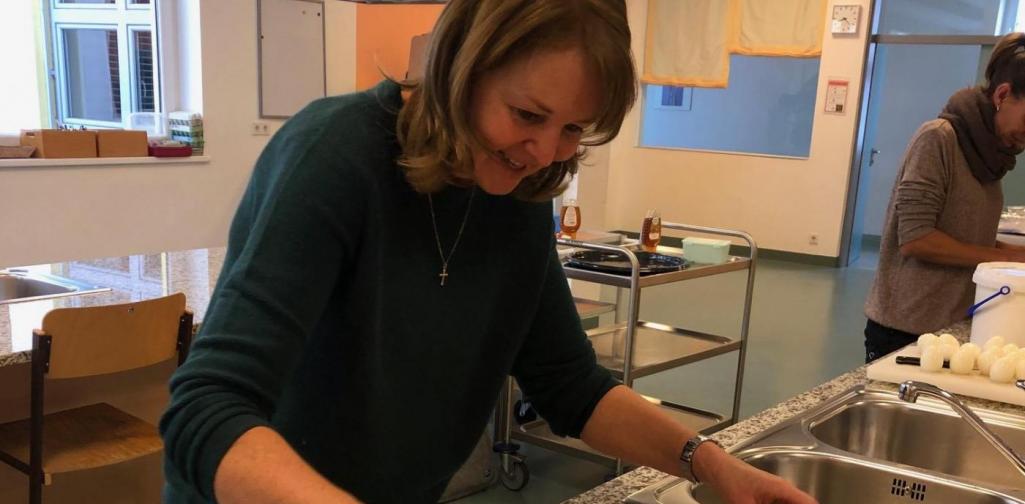 Gesunde Jause1 Fleißige Mamas beim Jauserichten