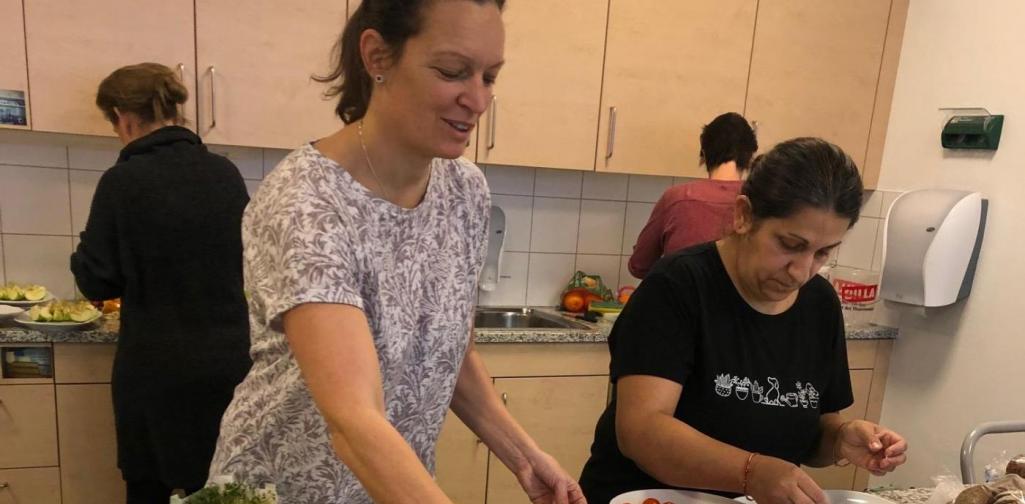 Gesunde Jause1 Fleißige Mamas beim Jauserichten