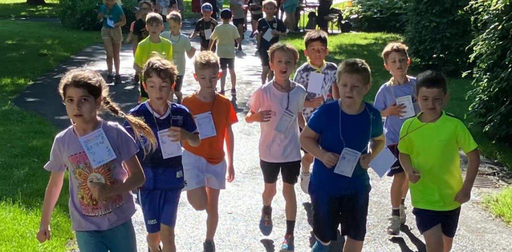 Kinder laufen für Kinder